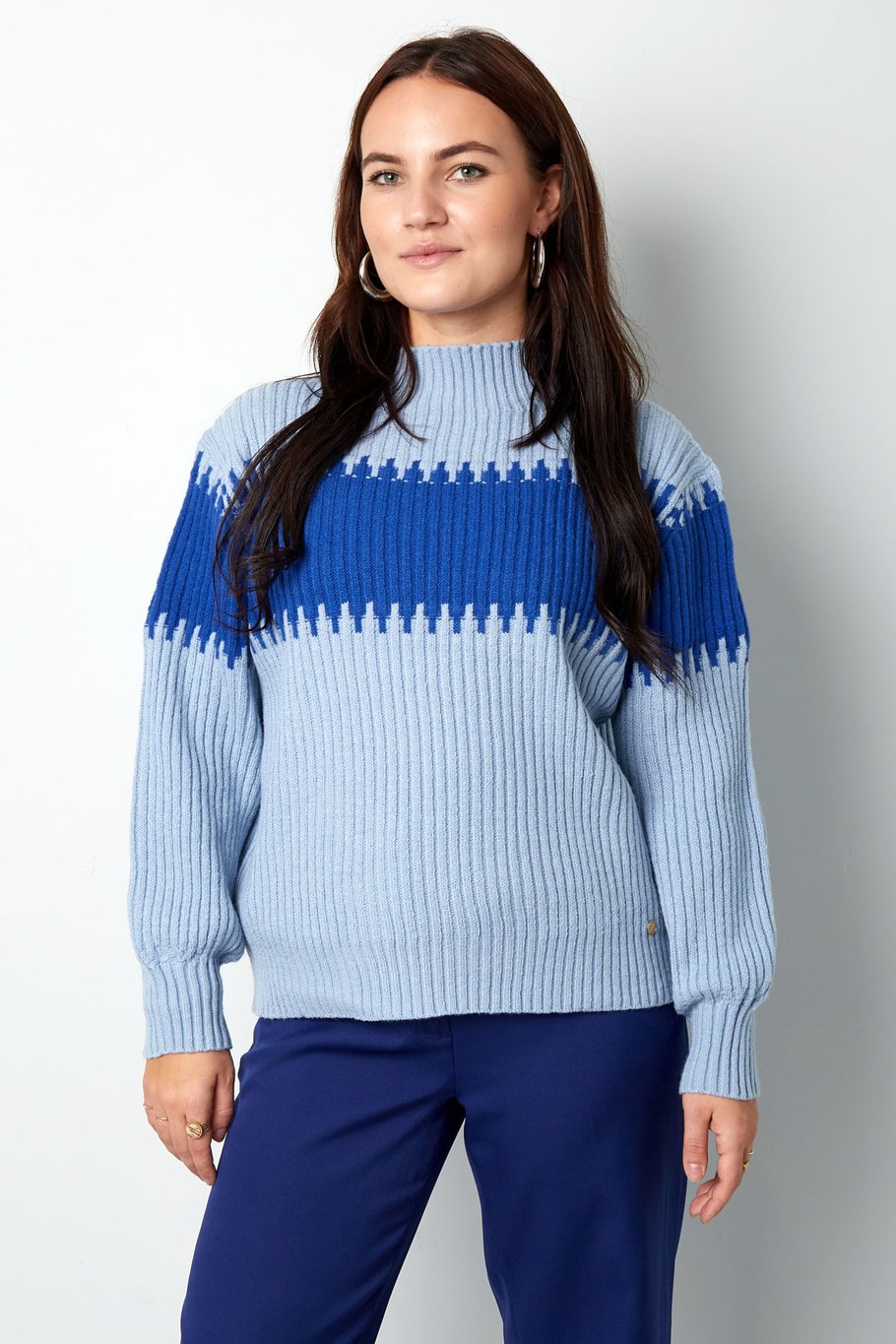 Gestrickter Pullover mit großen Streifen – grau Bild7